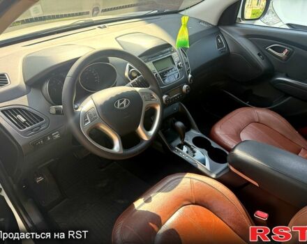 Белый Хендай их35, объемом двигателя 2.4 л и пробегом 112 тыс. км за 10500 $, фото 2 на Automoto.ua