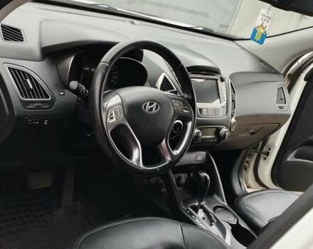 Белый Хендай их35, объемом двигателя 2 л и пробегом 215 тыс. км за 9300 $, фото 3 на Automoto.ua