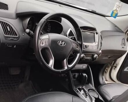 Белый Хендай их35, объемом двигателя 2 л и пробегом 215 тыс. км за 9900 $, фото 8 на Automoto.ua