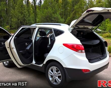 Белый Хендай их35, объемом двигателя 2 л и пробегом 215 тыс. км за 10999 $, фото 1 на Automoto.ua