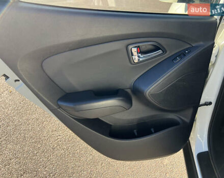 Белый Хендай их35, объемом двигателя 2 л и пробегом 164 тыс. км за 12450 $, фото 12 на Automoto.ua