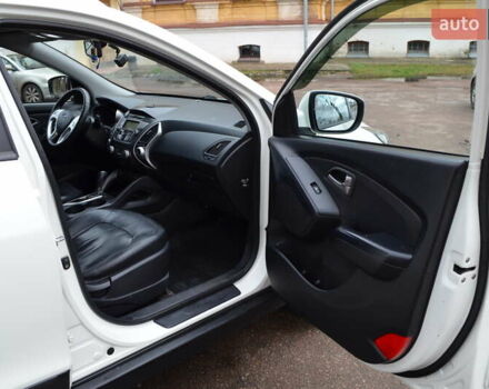 Белый Хендай их35, объемом двигателя 2.36 л и пробегом 202 тыс. км за 11300 $, фото 15 на Automoto.ua