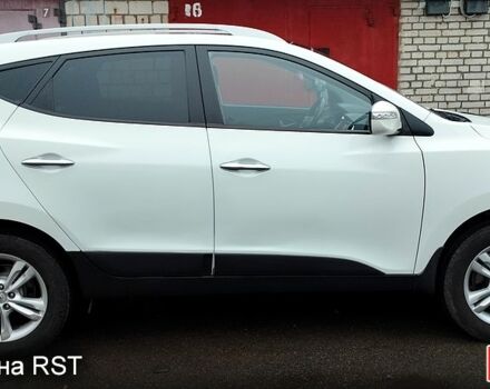 Белый Хендай их35, объемом двигателя 2 л и пробегом 215 тыс. км за 9900 $, фото 4 на Automoto.ua