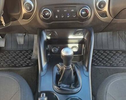 Белый Хендай их35, объемом двигателя 2 л и пробегом 226 тыс. км за 10300 $, фото 1 на Automoto.ua