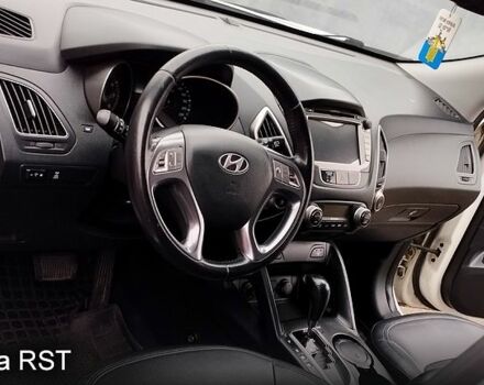 Белый Хендай их35, объемом двигателя 2 л и пробегом 215 тыс. км за 9900 $, фото 7 на Automoto.ua