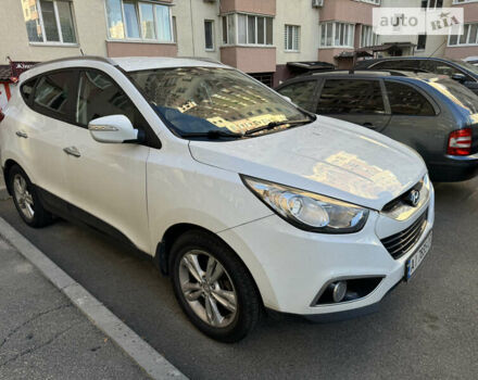 Белый Хендай их35, объемом двигателя 2 л и пробегом 135 тыс. км за 12300 $, фото 4 на Automoto.ua