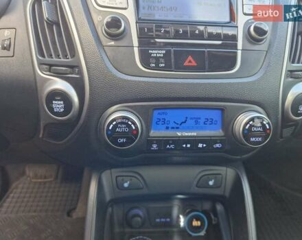 Белый Хендай их35, объемом двигателя 2.4 л и пробегом 208 тыс. км за 12700 $, фото 15 на Automoto.ua