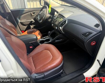 Белый Хендай их35, объемом двигателя 2.4 л и пробегом 112 тыс. км за 10500 $, фото 4 на Automoto.ua