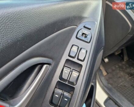 Белый Хендай их35, объемом двигателя 2.4 л и пробегом 208 тыс. км за 12700 $, фото 13 на Automoto.ua