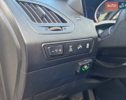 Белый Хендай их35, объемом двигателя 2.4 л и пробегом 208 тыс. км за 12700 $, фото 12 на Automoto.ua