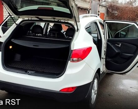 Белый Хендай их35, объемом двигателя 2 л и пробегом 215 тыс. км за 9900 $, фото 6 на Automoto.ua