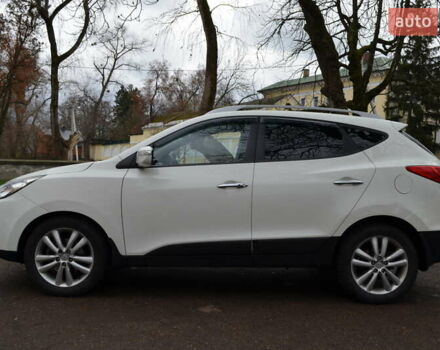 Белый Хендай их35, объемом двигателя 2.36 л и пробегом 202 тыс. км за 11300 $, фото 3 на Automoto.ua