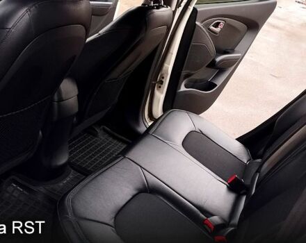 Белый Хендай их35, объемом двигателя 2 л и пробегом 215 тыс. км за 9900 $, фото 8 на Automoto.ua