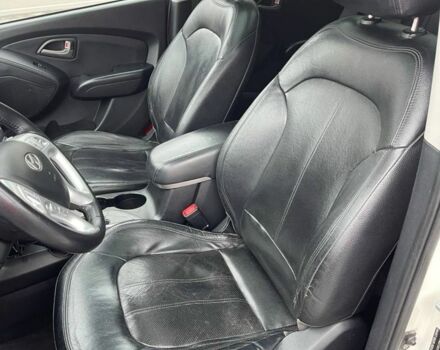 Белый Хендай их35, объемом двигателя 2.4 л и пробегом 202 тыс. км за 11000 $, фото 4 на Automoto.ua