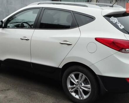 Белый Хендай их35, объемом двигателя 2 л и пробегом 215 тыс. км за 9900 $, фото 2 на Automoto.ua