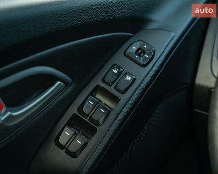 Белый Хендай их35, объемом двигателя 2 л и пробегом 300 тыс. км за 12900 $, фото 15 на Automoto.ua