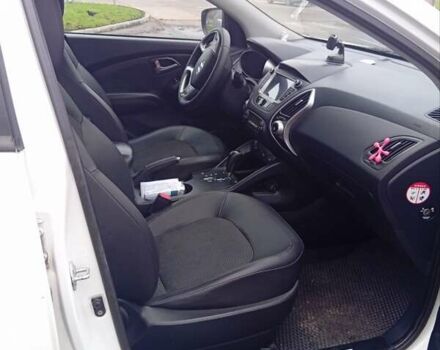 Белый Хендай их35, объемом двигателя 2 л и пробегом 202 тыс. км за 12500 $, фото 2 на Automoto.ua