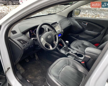 Белый Хендай их35, объемом двигателя 1.7 л и пробегом 258 тыс. км за 10900 $, фото 11 на Automoto.ua