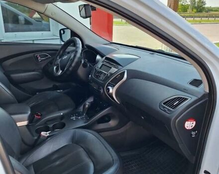 Белый Хендай их35, объемом двигателя 2 л и пробегом 145 тыс. км за 11300 $, фото 7 на Automoto.ua