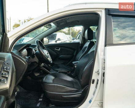 Белый Хендай их35, объемом двигателя 2 л и пробегом 300 тыс. км за 12900 $, фото 14 на Automoto.ua