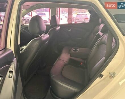 Білий Хендай іх35, об'ємом двигуна 2 л та пробігом 158 тис. км за 12700 $, фото 16 на Automoto.ua