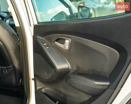 Белый Хендай их35, объемом двигателя 2 л и пробегом 300 тыс. км за 12900 $, фото 36 на Automoto.ua