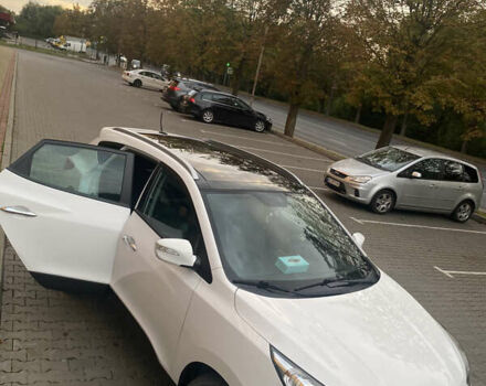 Белый Хендай их35, объемом двигателя 1.7 л и пробегом 255 тыс. км за 12200 $, фото 9 на Automoto.ua