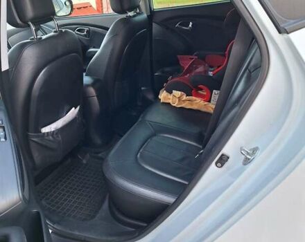 Белый Хендай их35, объемом двигателя 2 л и пробегом 145 тыс. км за 11300 $, фото 1 на Automoto.ua