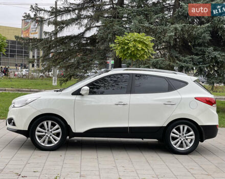 Белый Хендай их35, объемом двигателя 2.4 л и пробегом 118 тыс. км за 12900 $, фото 12 на Automoto.ua