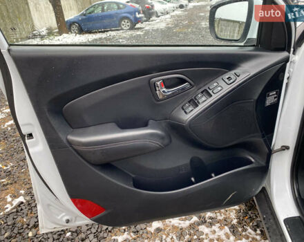 Белый Хендай их35, объемом двигателя 1.7 л и пробегом 258 тыс. км за 10900 $, фото 9 на Automoto.ua