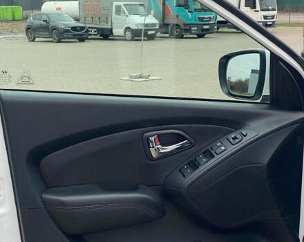 Белый Хендай их35, объемом двигателя 2 л и пробегом 145 тыс. км за 11500 $, фото 12 на Automoto.ua