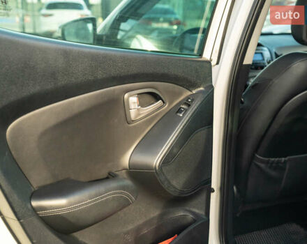 Белый Хендай их35, объемом двигателя 2 л и пробегом 300 тыс. км за 12900 $, фото 35 на Automoto.ua