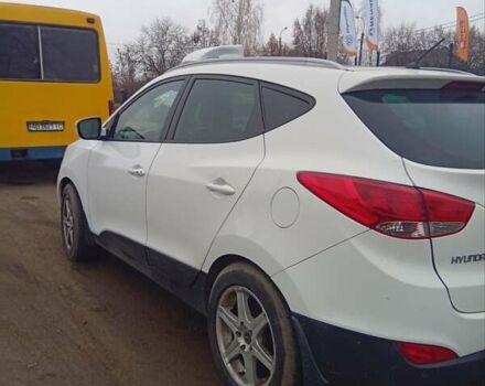 Белый Хендай их35, объемом двигателя 2 л и пробегом 202 тыс. км за 12500 $, фото 4 на Automoto.ua