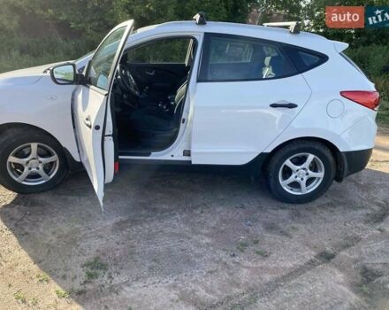 Белый Хендай их35, объемом двигателя 1.7 л и пробегом 215 тыс. км за 11300 $, фото 3 на Automoto.ua