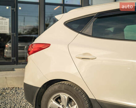 Белый Хендай их35, объемом двигателя 2 л и пробегом 300 тыс. км за 12900 $, фото 8 на Automoto.ua