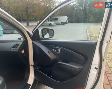 Белый Хендай их35, объемом двигателя 1.7 л и пробегом 255 тыс. км за 12200 $, фото 7 на Automoto.ua