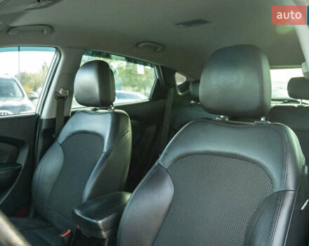 Белый Хендай их35, объемом двигателя 2 л и пробегом 300 тыс. км за 12900 $, фото 29 на Automoto.ua