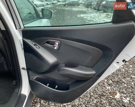 Белый Хендай их35, объемом двигателя 1.7 л и пробегом 258 тыс. км за 10900 $, фото 16 на Automoto.ua