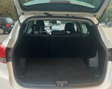 Белый Хендай их35, объемом двигателя 1.7 л и пробегом 255 тыс. км за 12200 $, фото 2 на Automoto.ua