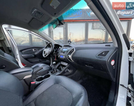 Белый Хендай их35, объемом двигателя 2 л и пробегом 179 тыс. км за 9300 $, фото 13 на Automoto.ua
