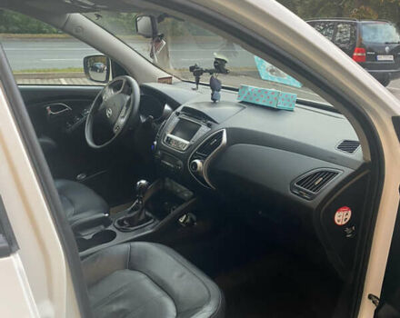 Белый Хендай их35, объемом двигателя 1.7 л и пробегом 255 тыс. км за 12200 $, фото 4 на Automoto.ua