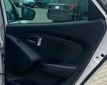 Белый Хендай их35, объемом двигателя 2 л и пробегом 145 тыс. км за 11500 $, фото 27 на Automoto.ua