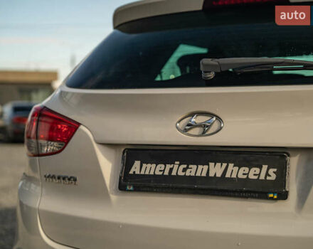 Белый Хендай их35, объемом двигателя 2 л и пробегом 300 тыс. км за 12900 $, фото 6 на Automoto.ua