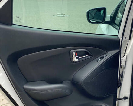 Белый Хендай их35, объемом двигателя 2 л и пробегом 145 тыс. км за 11500 $, фото 31 на Automoto.ua