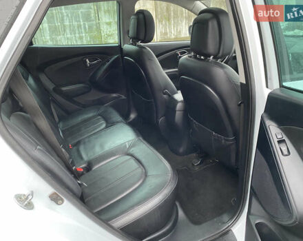 Белый Хендай их35, объемом двигателя 1.7 л и пробегом 258 тыс. км за 10900 $, фото 18 на Automoto.ua