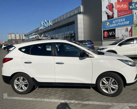 Белый Хендай их35, объемом двигателя 1.7 л и пробегом 198 тыс. км за 12500 $, фото 2 на Automoto.ua