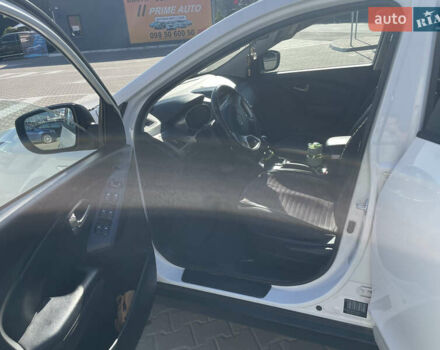 Белый Хендай их35, объемом двигателя 1.7 л и пробегом 198 тыс. км за 12500 $, фото 4 на Automoto.ua