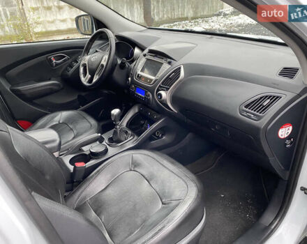 Белый Хендай их35, объемом двигателя 1.7 л и пробегом 258 тыс. км за 10900 $, фото 12 на Automoto.ua