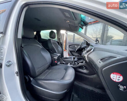 Белый Хендай их35, объемом двигателя 2 л и пробегом 179 тыс. км за 9300 $, фото 12 на Automoto.ua