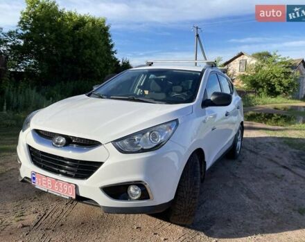 Белый Хендай их35, объемом двигателя 1.7 л и пробегом 215 тыс. км за 11300 $, фото 2 на Automoto.ua